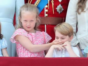 Tingkah Lucu George dan Charlotte di Perayaan Ultah Ratu Elizabeth Tingkah Lucu George dan Charlotte di Perayaan Ultah Ratu Elizabeth