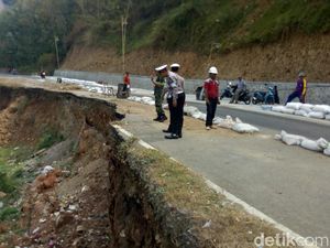 Mudik Melintasi Ponorogo-Trenggalek Waspadai Jalan Amblas