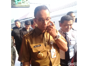 Anies Tinjau Arus Mudik di Stasiun Senen