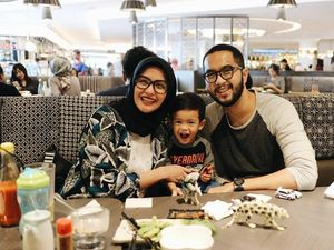 So Sweet! Begini Kemesraan Keluarga Revalina S Temat saat Makan Bareng