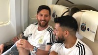 Lionel Messi duduk bersebelahan dengan Sergio Aguero. Kedua striker tersebut akan menjadi andalan Argentina di Piala Dunia 2018 nanti. (Foto: Instagram @10aguerosergiokun)