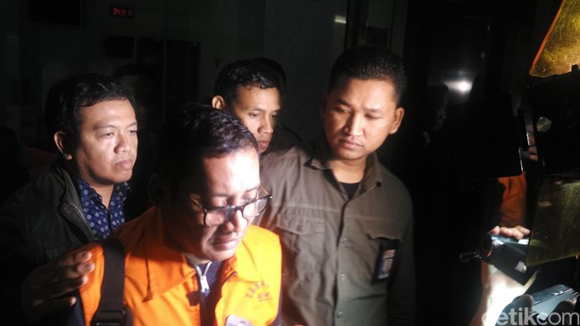 Usai Diperiksa 7 Jam, Eks Bupati Tulungagung Keluar dari Gedung KPK