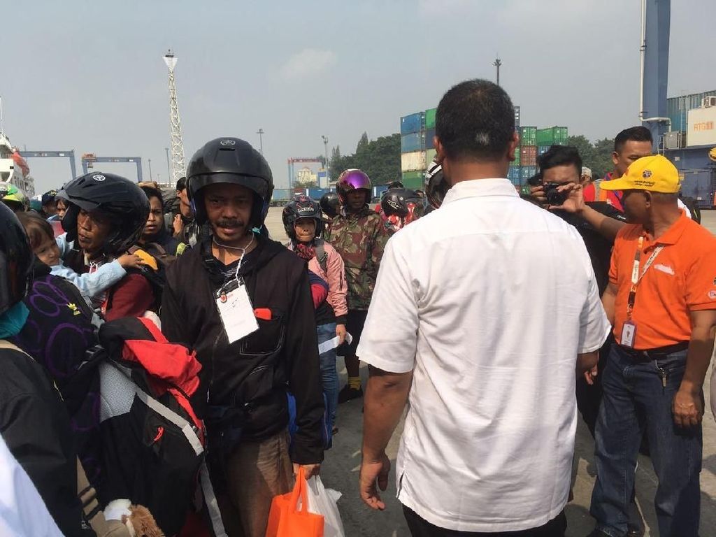 Cerita Joko Rela Mudik Gratis Naik Kapal Berjam-jam Cerita Joko Rela Mudik Gratis Naik Kapal Berjam-jam