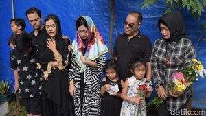 Keluarga Ziarah ke Makam Jupe