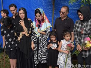 Keluarga Ziarah ke Makam Jupe