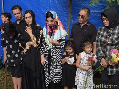 Keluarga Ziarah ke Makam Jupe