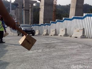 Video Ganjalan Emas untuk Pak Polisi Pendorong Mobil Video Ganjalan Emas untuk Pak Polisi Pendorong Mobil