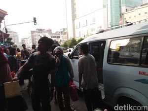Jelang Lebaran, Pasar Tanah Abang Disesaki Pengunjung