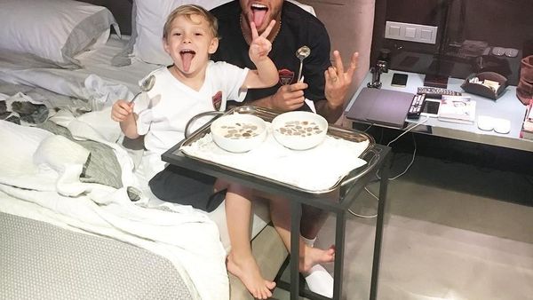 Ini 10 Bukti Kalau Neymar Hobi Mencicip Makanan Bersama Temannya!