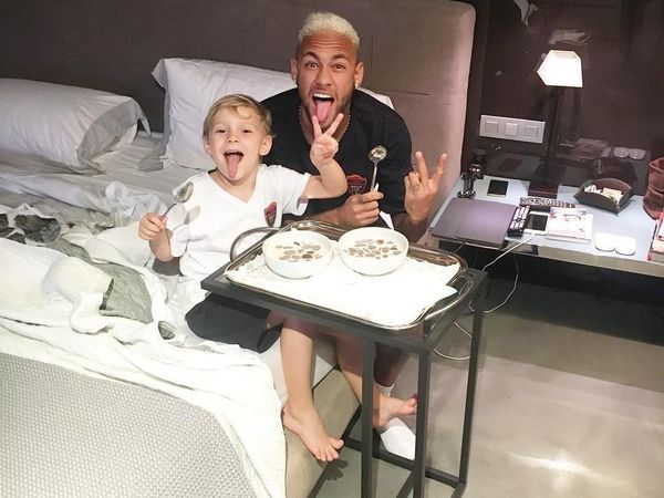 Ini 10 Bukti Kalau Neymar Hobi Mencicip Makanan Bersama Temannya!
