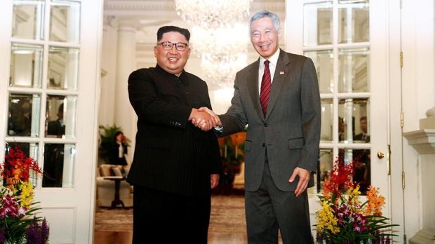 Kim Jong Un memakai mao suit saat ke Singapura