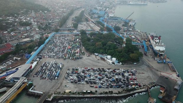 Ratusan kendaraan mengantre untuk memasuki kapal di Pelabuhan Merak, Banten, Sabtu (9/6). Berdasarkan prediksi Kementerian Perhubungan, puncak arus mudik di Pelabuhan Merak diperkirakan berlangsung sejak 8 Juni malam hingga 9 Juni. ANTARA FOTO/Akbar Nugroho Gumay/foc/18.