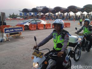 Arus di Tol Cipali Meningkat, Tim Urai Polres Cirebon Siaga Arus di Tol Cipali Meningkat, Tim Urai Polres Cirebon Siaga