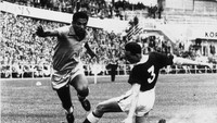 Garrincha juga layak masuk staring XI Piala Dunia terbaik sepanjang masa setelah mengantar Brasil menjuarai Piala Dunia 1958 dan 1962. Gocekannya di lini tengah membuat banyak lawan kewalahan mengawalnya. (Foto: Central Press/Getty Images)
