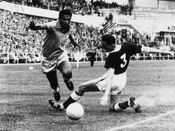 Garrincha juga layak masuk staring XI Piala Dunia terbaik sepanjang masa setelah mengantar Brasil menjuarai Piala Dunia 1958 dan 1962. Gocekannya di lini tengah membuat banyak lawan kewalahan mengawalnya. (Foto: Central Press/Getty Images)