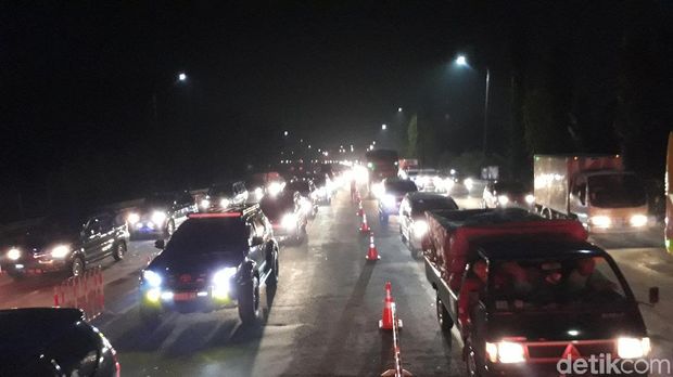 Kepadatan kendaraan di Tol Tangerang-Merak.