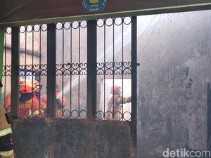 Kobaran Api Lumat Gedung SMP 50 Bandung