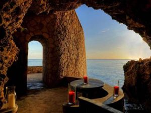 Hotel Ini Punya Ruang Makan Mewah di Dalam Goa