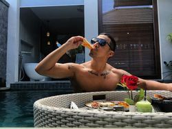 Timbang Badan, Roy Ricardo Pamer Bokong ke Arah Mario Lawalata