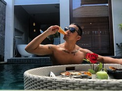 Timbang Badan, Roy Ricardo Pamer Bokong ke Arah Mario Lawalata