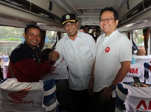 Menhub Budi Antar Rombongan Pemudik