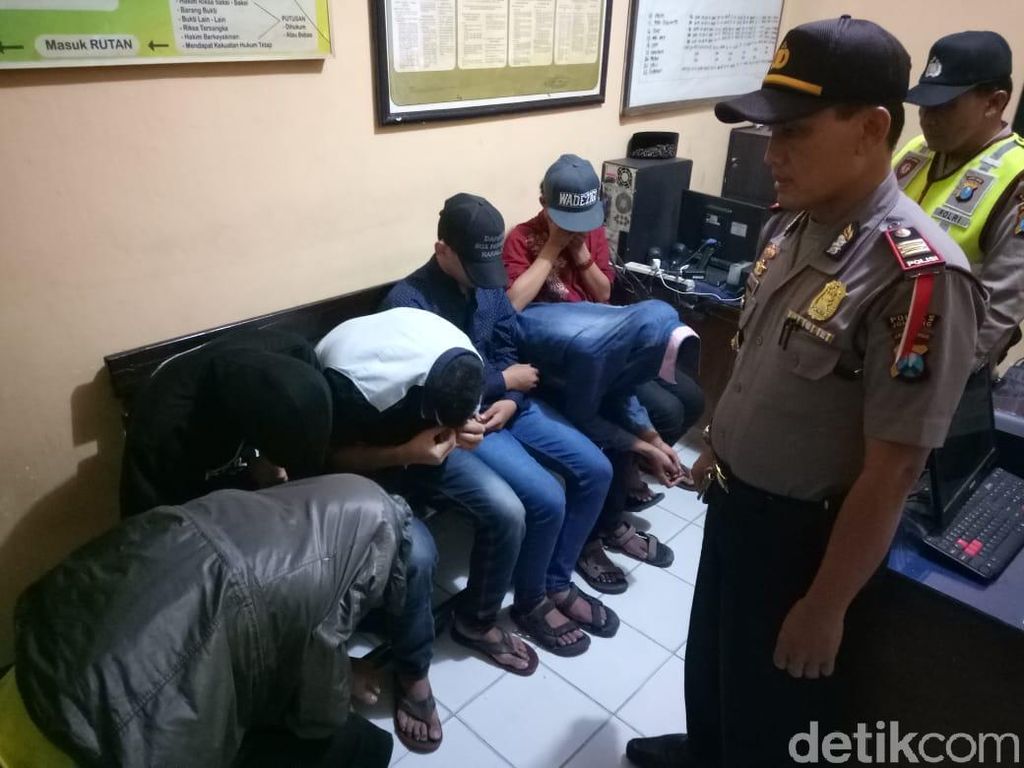 Video Pengeroyokan 3 Remaja di Jombang Viral, 6 Pelaku Ditangkap Video Pengeroyokan 3 Remaja di Jombang Viral, 6 Pelaku Ditangkap