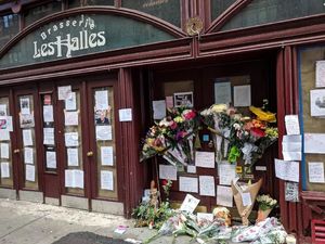 Restoran Pertama Anthony Bourdain Dipenuhi Bunga dan Ucapan Duka Penggemarnya Restoran Pertama Anthony Bourdain Dipenuhi Bunga dan Ucapan Duka Penggemarnya