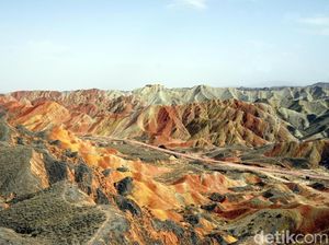 Foto: Gunung Pelangi yang Disebutkan Al Quran Ada di China