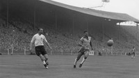 Sementara bek kiri terbaik di Piala Dunia bisa disematkan ke Nilton Santos, yang mengantar Brasil juara Piala Dunia 1958 dan 1962. (Foto: PNA Rota/Fox Photos/Hulton Archive/Getty Images)