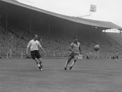 Sementara bek kiri terbaik di Piala Dunia bisa disematkan ke Nilton Santos, yang mengantar Brasil juara Piala Dunia 1958 dan 1962. (Foto: PNA Rota/Fox Photos/Hulton Archive/Getty Images)