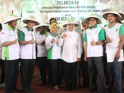 Peduli Nasib Petani, HKTI Beri Gelar Khofifah Ibu Petani Jatim