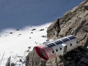 Uji Nyali Menginap di Hotel yang Nempel Tebing Setinggi 2.800 Meter