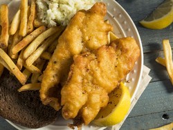 Asyiknya Makan Fish and Chips dengan Varian Saus Beragam!