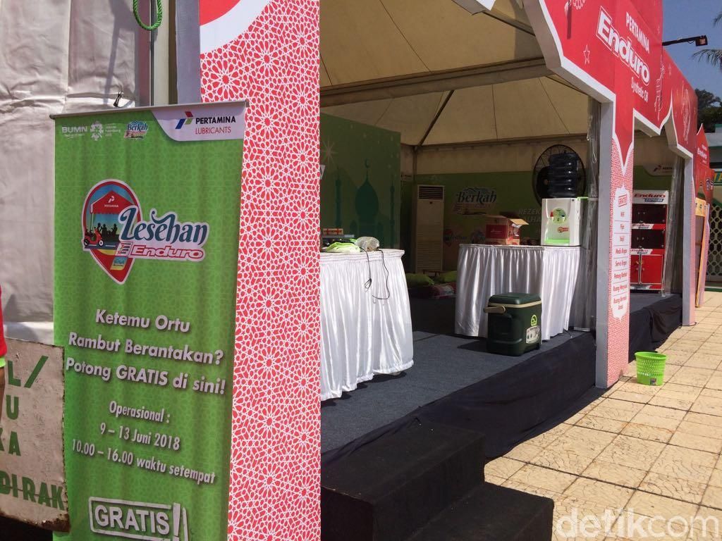 Cukur Gratis di Posko Pertamina Biar Kece Pas Mudik Cukur Gratis di Posko Pertamina Biar Kece Pas Mudik