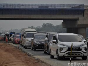 Merayap, Kendaraan yang Lewat Tol Fungsional di Pekalongan Merayap, Kendaraan yang Lewat Tol Fungsional di Pekalongan