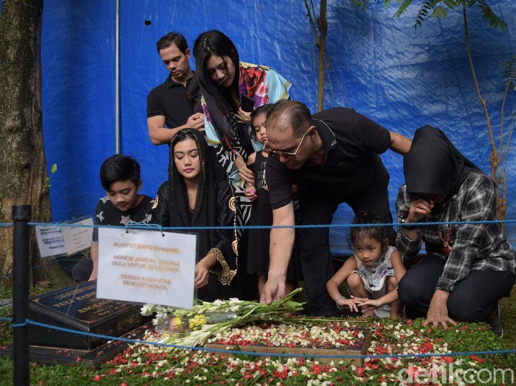 Keluarga Hindari Televisi saat Ada Tayangan Jupe Keluarga Hindari Televisi saat Ada Tayangan Jupe