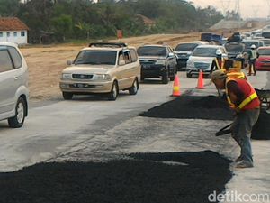Jalan Amblas di Jembatan Sragi Baru Pekalongan, Lalin Tersendat