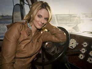 7 Potret Lisa Kelly, Sopir Truk Berparas Cantik Bak Model