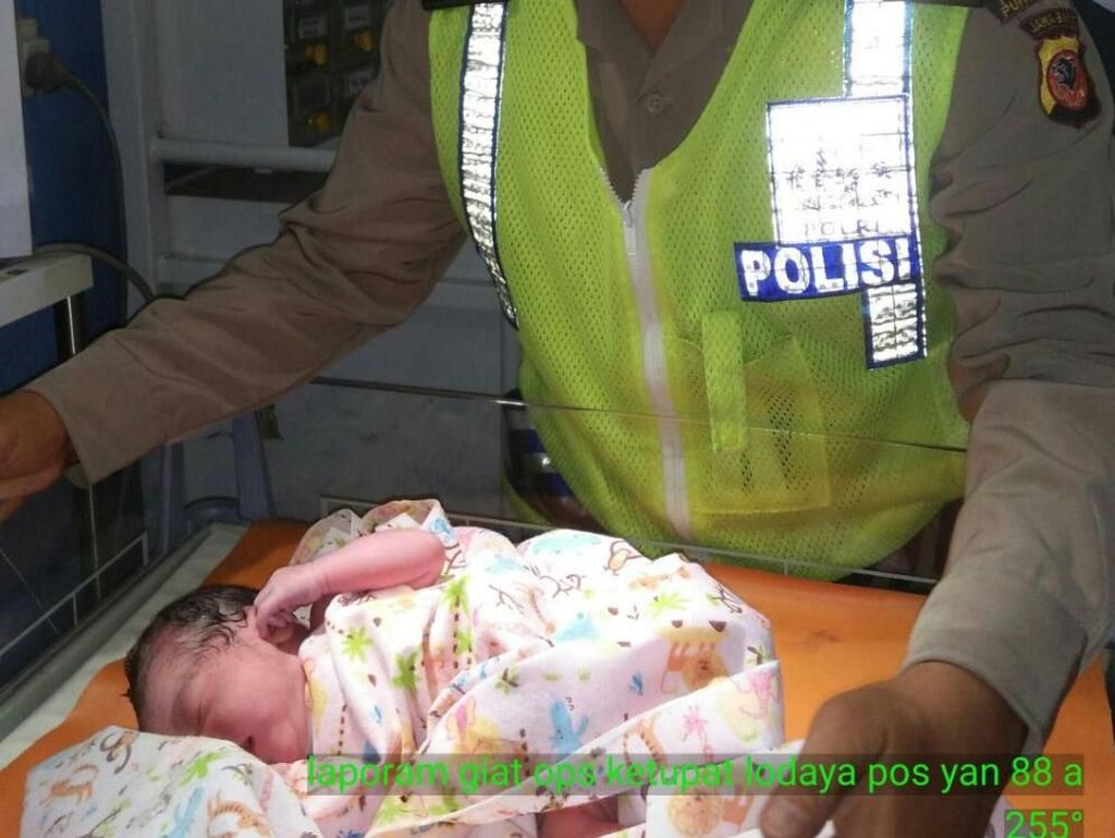 Kisah Pemudik Melahirkan di Tol Purbaleunyi dan Ditolong Polisi Kisah Pemudik Melahirkan di Tol Purbaleunyi dan Ditolong Polisi
