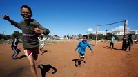 Anak-anak di Maroko juga terlihat sangat semringah saat bermain sepakbola jelang Piala Dunia di Rusia. REUTERS/Youssef Boudlal.