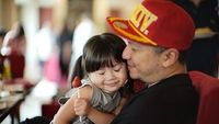 Keren dan Tampan! Artis Hot Daddy Saat Kulineran Bareng Anak dan Istri