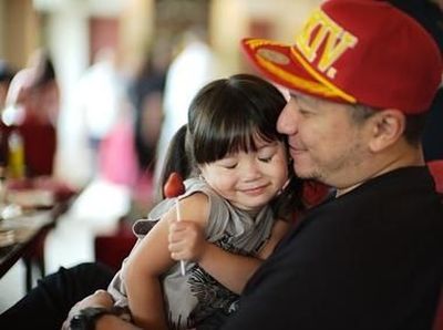 Keren dan Tampan! Artis Hot Daddy Saat Kulineran Bareng Anak dan Istri
