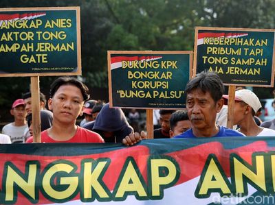 Aksi Demo Tuntut Anies-Sandi di KPK