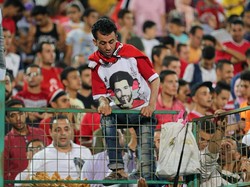 Spanduk, poster, dan nyanyian yang memuji Mohamed Salah menghiasai sesi latihan tersebut. (REUTERS/Mohamed Abd El Ghany)