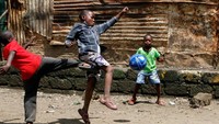 Di Kenya anak-anak juga melakukan pertandingan sepakbola secara sederhana. REUTERS/Njeri Mwangi.