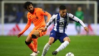 Menurut media Portugal Correio da Manha, Liverpool juga sedang mengincar full back Porto Alex Telles. Selain Liverpool, Chelsea juga disebut siap memenuhi klausul pelepasan Telles sebesar 35 juta pound sterling. (Foto: Julian Finney/Getty Images)