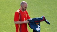 Andres Iniesta. Dominasi Spanyol di daftar diperkuat dengan keberadaan pemain ini, yang di musim panas meninggalkan Barcelona untuk Vissel Kobe. Pemilik akun @andresiniesta8 ini dapat satu tempat di lini tengah daftar ini. (Foto: Susana Vera/Reuters)