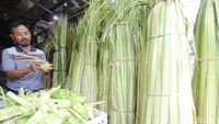 Jelang Lebaran, Pedagang Ketupat Mulai Diserbu Pembeli