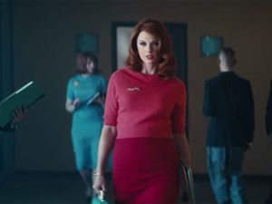 Penampilan Taylor Swift Jadi Pelakor di Klip Sugarland
