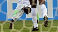 Striker Nigeria Julius Aghahowa senang betul usai membobol gawang Swedia di pertandingan fase grup Piala Dunia 2002. Ia berselebrasi salto beberapa kali yang cukup diingat sampai sekarang. Tapi ketika itu Nigeria akhirnya kalah 1-2. (Foto: DAMIEN MEYER/AFP PHOTO)